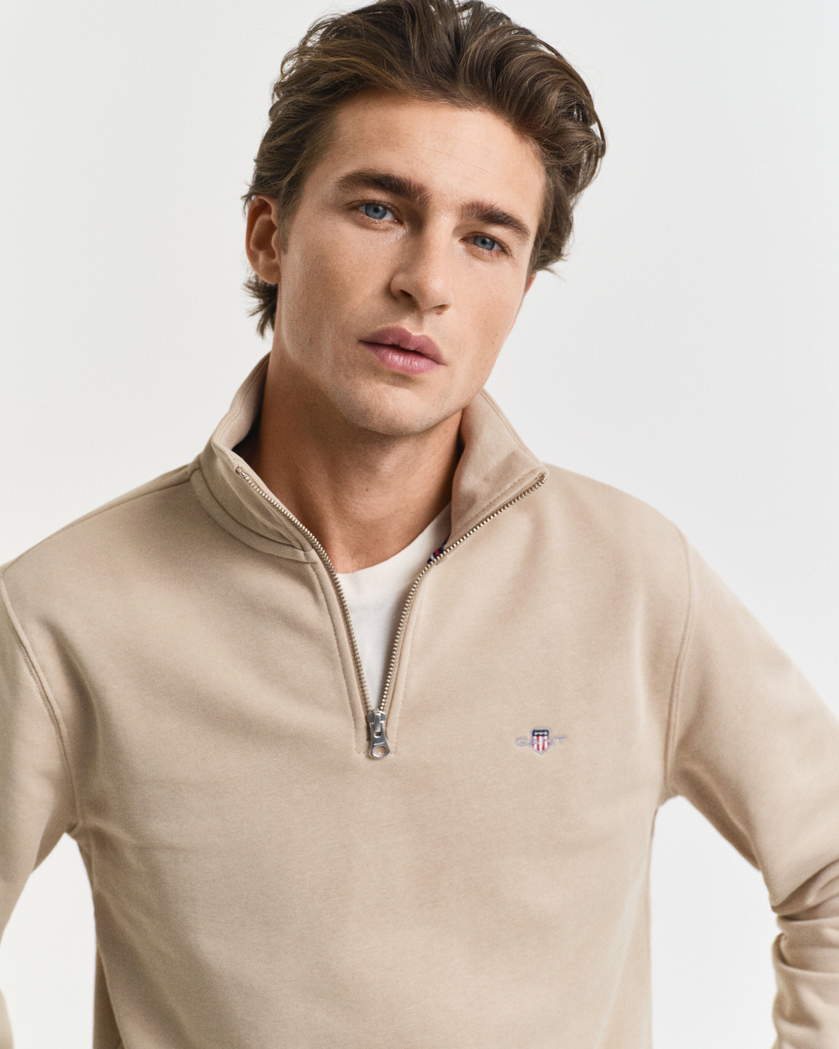 GANT - Regular Fit Shield Half-Zip Sweatshirt in Dry Sand 2008005 277